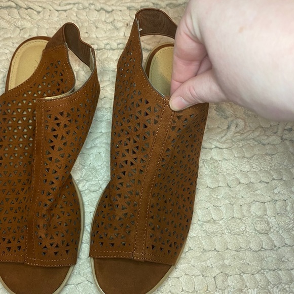 Tan peep toe heels - Picture 2 of 4